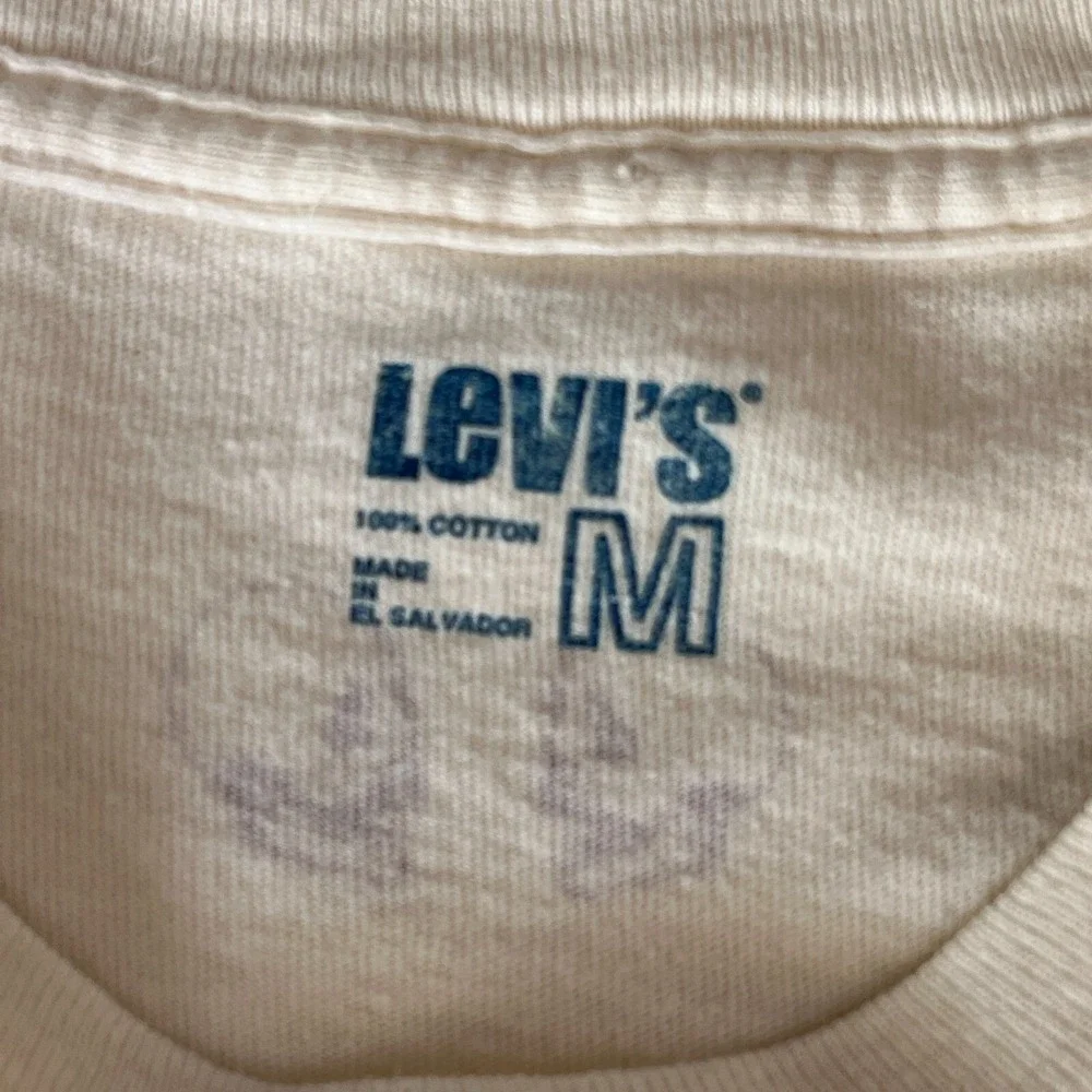 Vintage Y2K Levi's T-Shirt Mens M Cream Short Sleeve Wicked Skulls Pirate Print‎